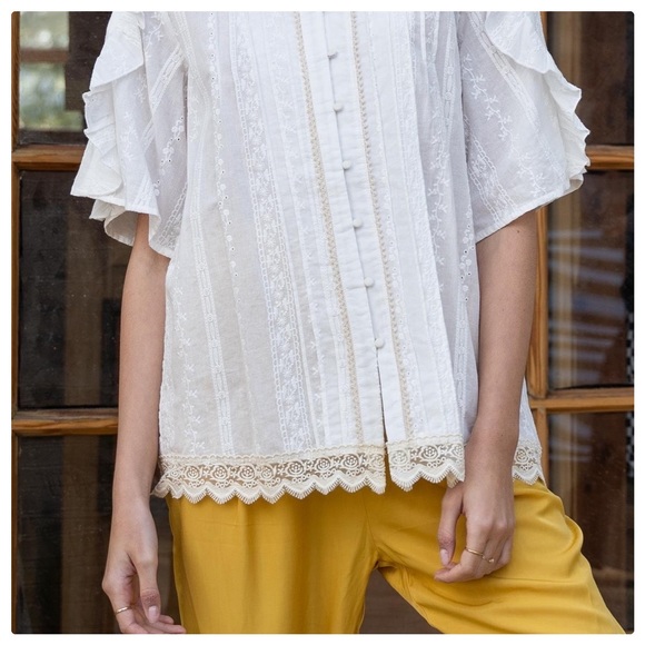 POL Touch of Lace Feminine Woven Top - Picture 2 of 9